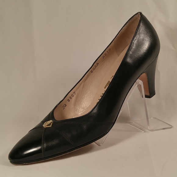 LNC Vintage Ferragamo Black Leather Pumps Heels
